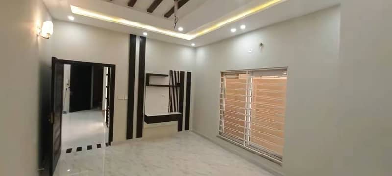 10 Marla brand new house for rent 18