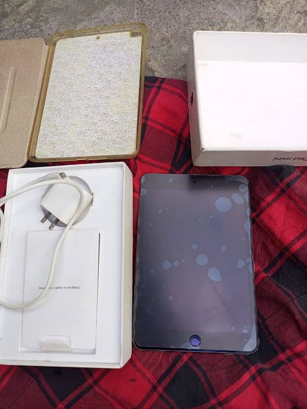 ipad mini 5 clean condition 0