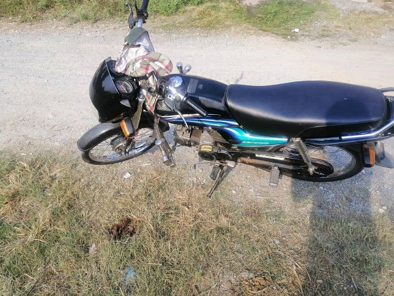 I am selling Honda Cd70 Dream 1