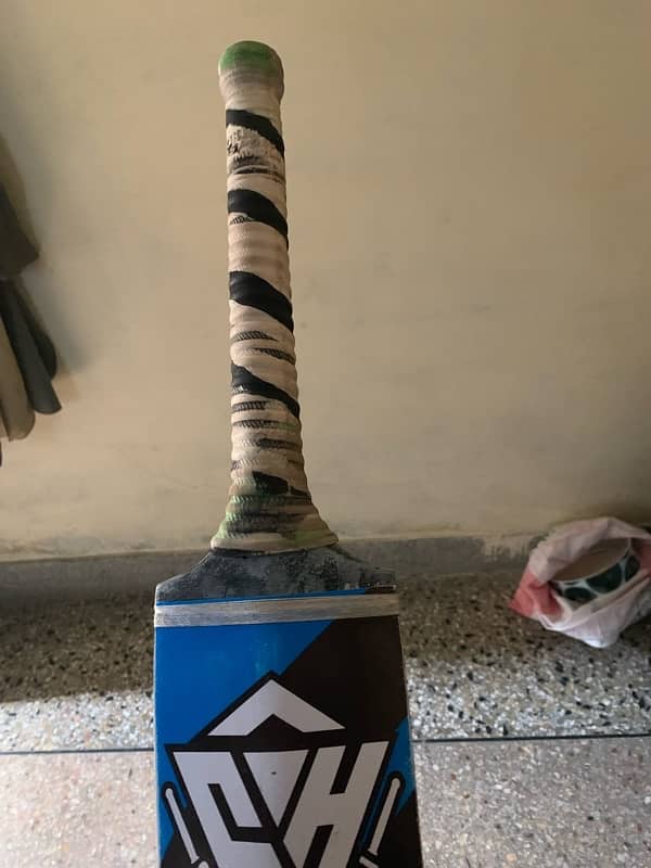 I am selling Sh brand bat weight 820  high class bat 3