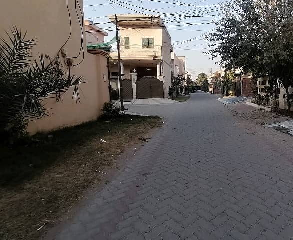 10 Marla House In Marghzar Officers Colony Is Available 6