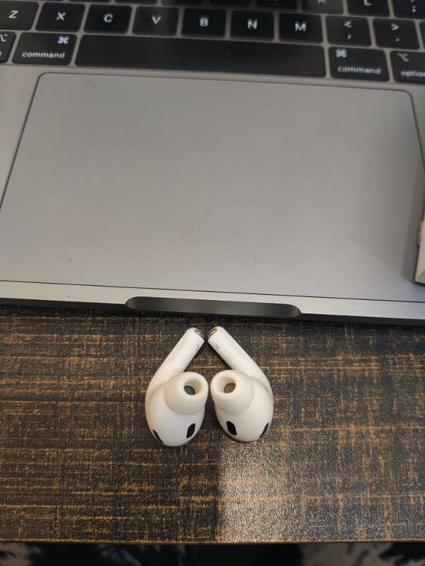 AirPods Pro 2nd Generation with MagSafe Charging Case 11