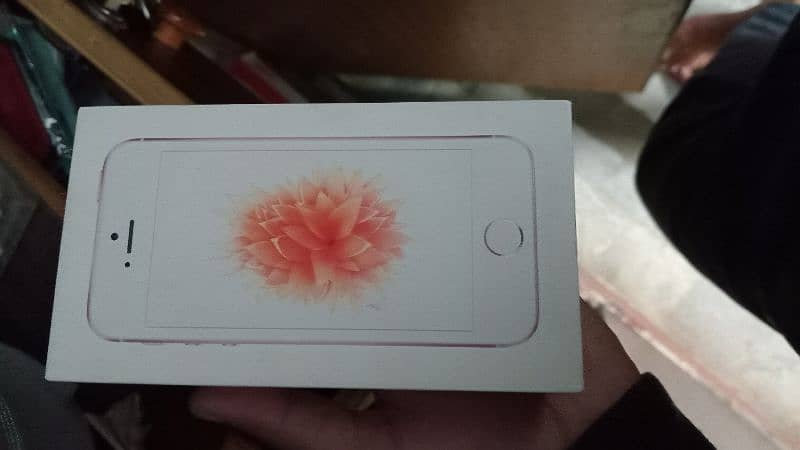 Iphone Se 2016 with box 8