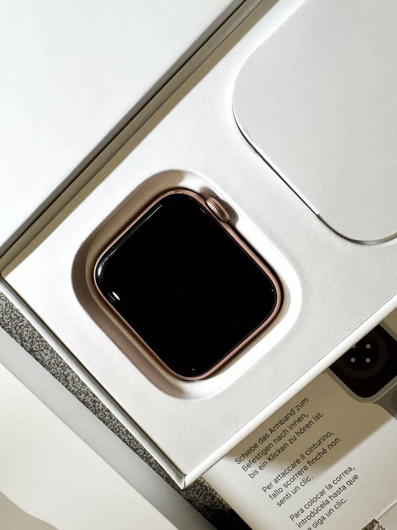 Apple iWatch SE 40mm 1st Gen 0