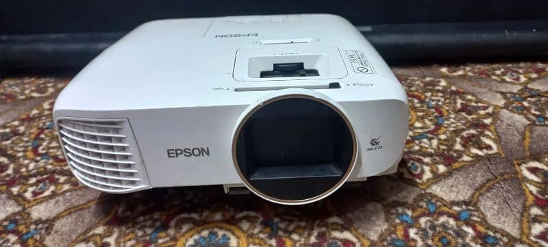 EPSON EH. TW5650 [1080] HOME THEATER PROJECTOR 0