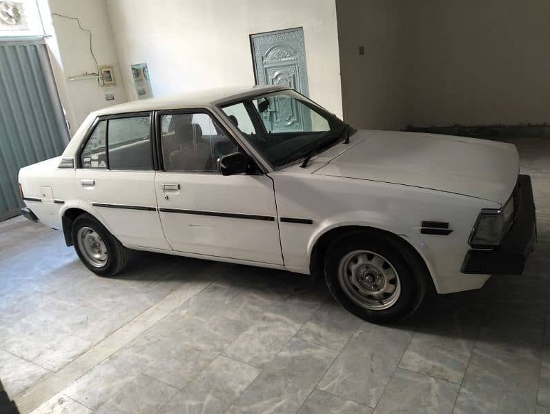 Toyota Corolla XE 1982 urgent sale location Sialkot city. 3