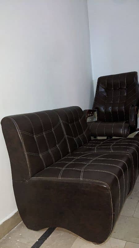 4 SOFAS & 1 OFFIC CHAIR 2