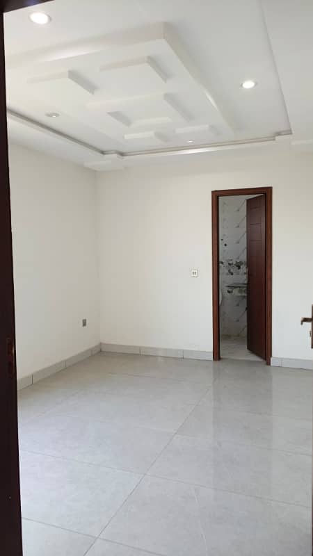 500 Sq Ft 1 bedroom apartment available for rent facing canal road at very prime locaiton of DD Block, Bahria Town Lahore 2