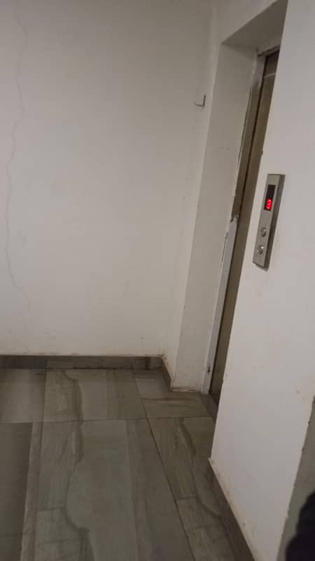 500 Sq Ft 1 bedroom apartment available for rent facing canal road at very prime locaiton of DD Block, Bahria Town Lahore 3