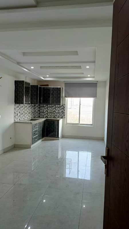 500 Sq Ft 1 bedroom apartment available for rent facing canal road at very prime locaiton of DD Block, Bahria Town Lahore 4