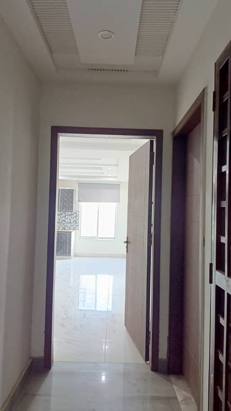 500 Sq Ft 1 bedroom apartment available for rent facing canal road at very prime locaiton of DD Block, Bahria Town Lahore 5