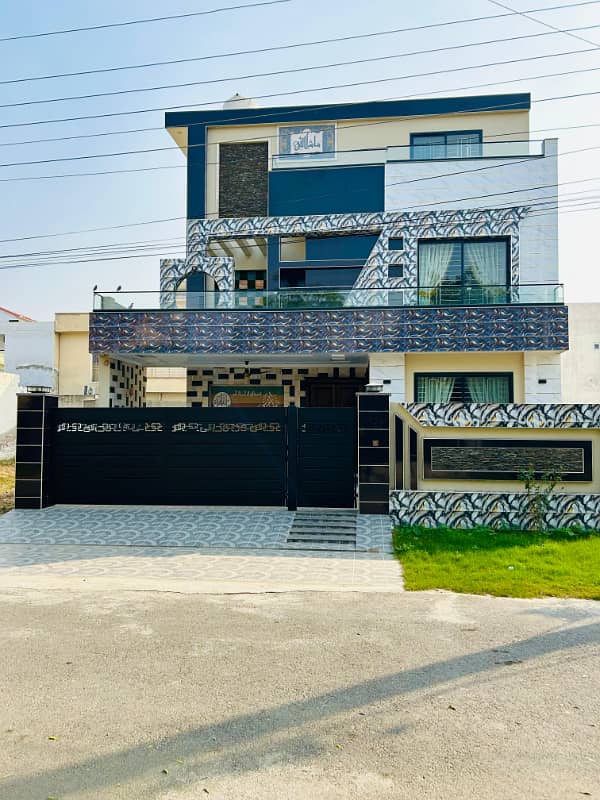 10 Marla Extra Ordinary House For Sale, Very Reasonable Price In Central Park Housing Scheme Lahore. 1