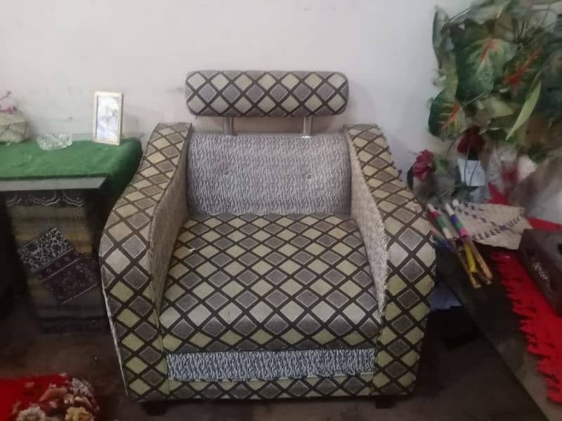 5 pcs Sofa set perfect condition new foam 4