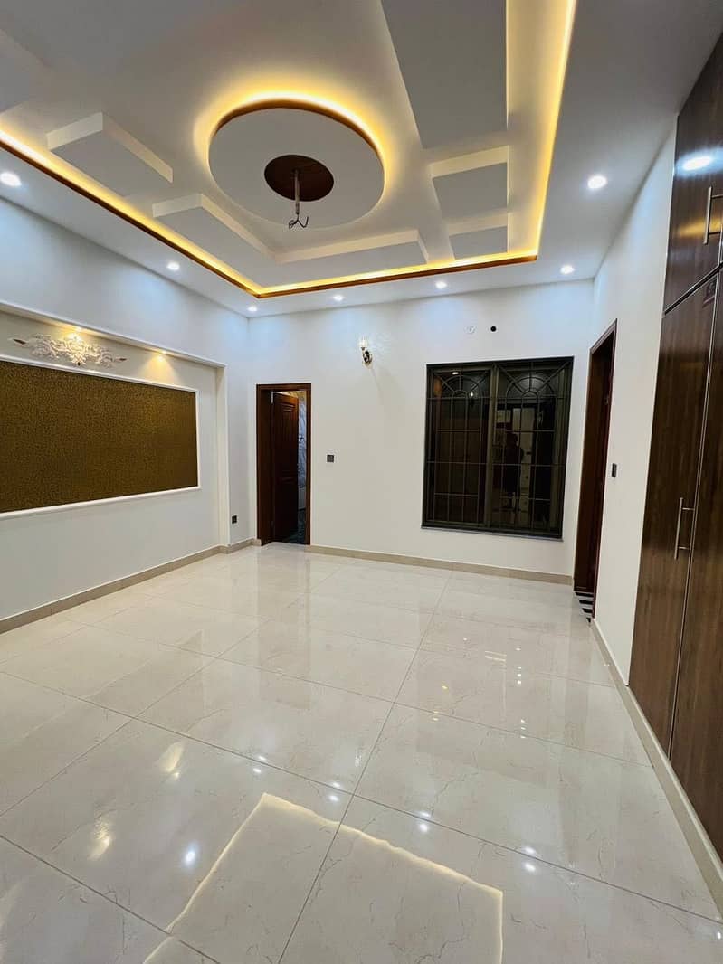 10.40 MARLA CORNER BEAUTIFUL BRAND NEW HOUSE IS AVAILABLE FOR SALE IN WAPDA TOWN 3