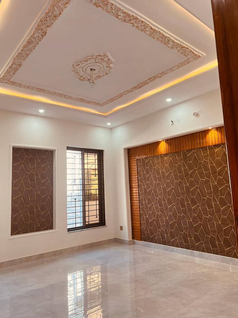 10.40 MARLA CORNER BEAUTIFUL BRAND NEW HOUSE IS AVAILABLE FOR SALE IN WAPDA TOWN 21