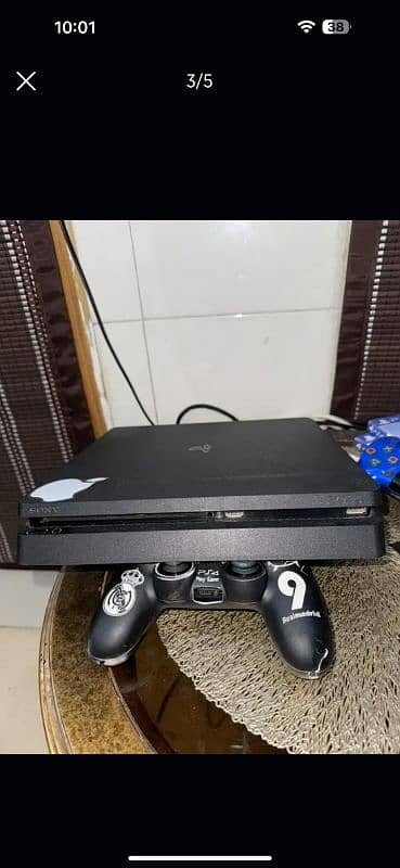 PS4 slim 1tb/ Scratchless / With 2 controllers and 2 cds . 1