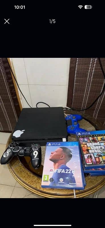 PS4 slim 1tb/ Scratchless / With 2 controllers and 2 cds . 2