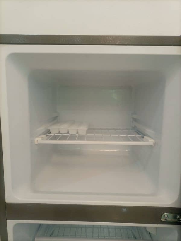 Haier Refrigerator HRF-186EBS 4