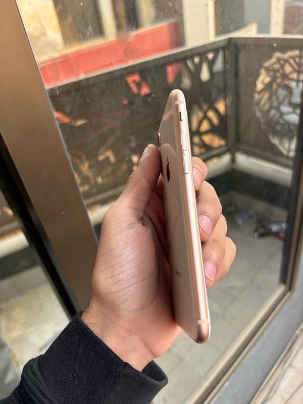 iPhone 8 pta approved kit only 64 gb urgent sale. 4