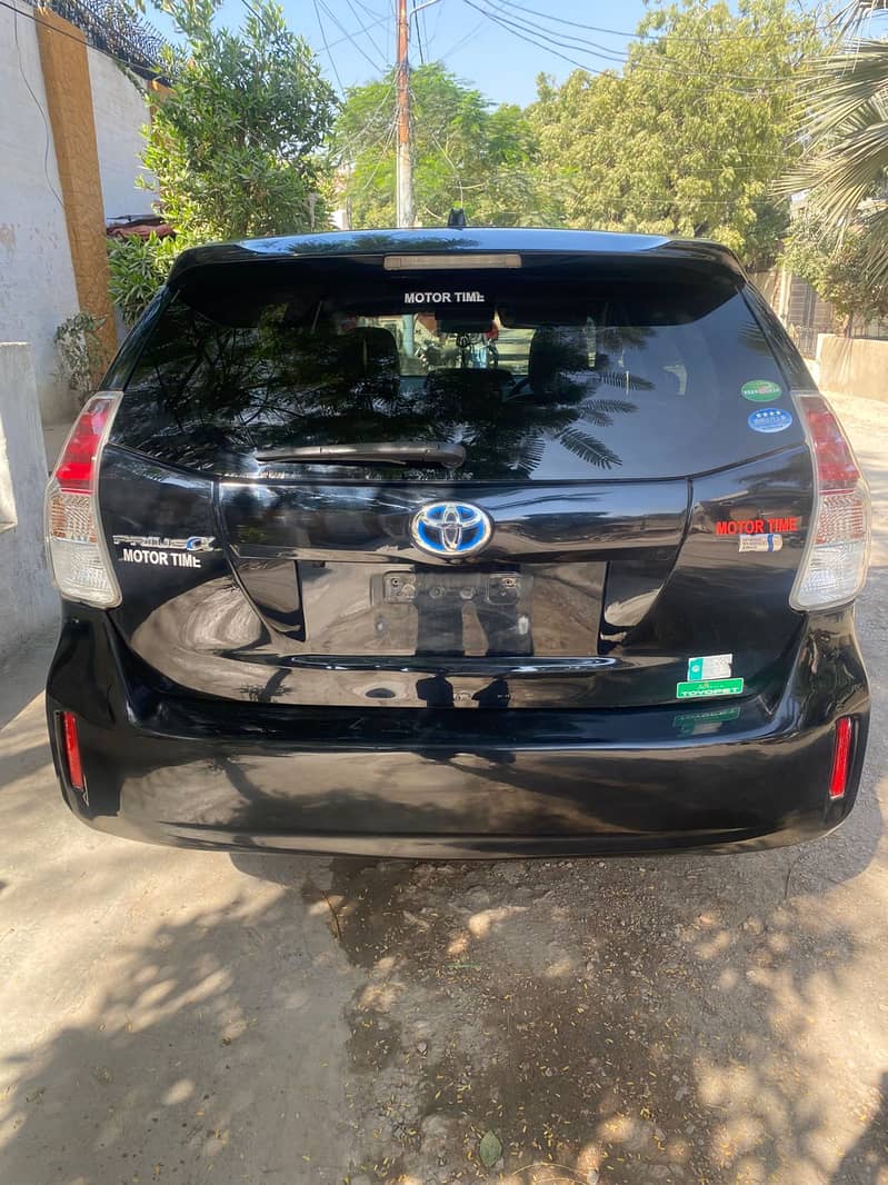 Toyota Prius Alpha 2016 3