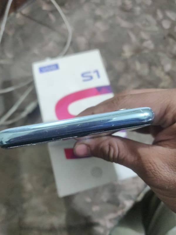 vivo_S1. . . . . . . 4gb. . 128. gb 4