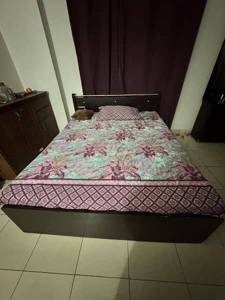 Queen bed with dressing for sell. 0