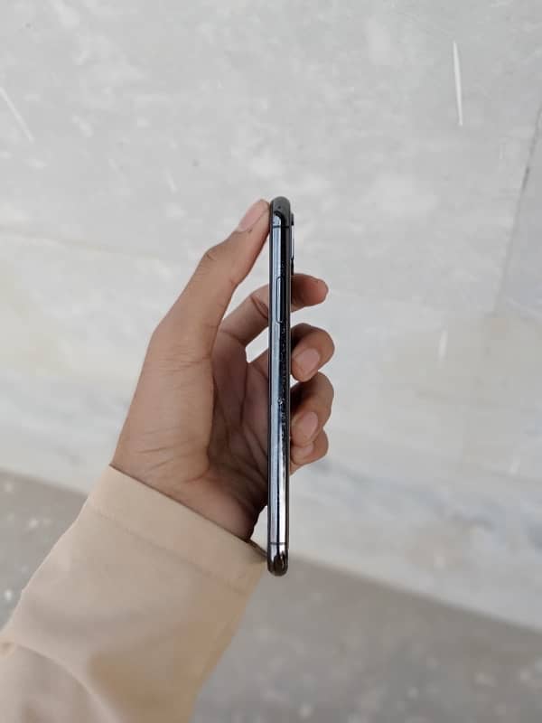 iPhone X Non PTA • 64GB 2