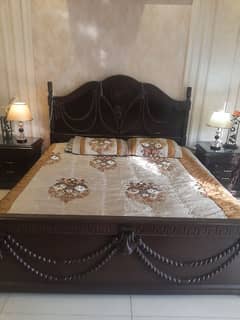 wuden bed wd dresing  n 2 sidetbles(all wd glass tops)"without matress