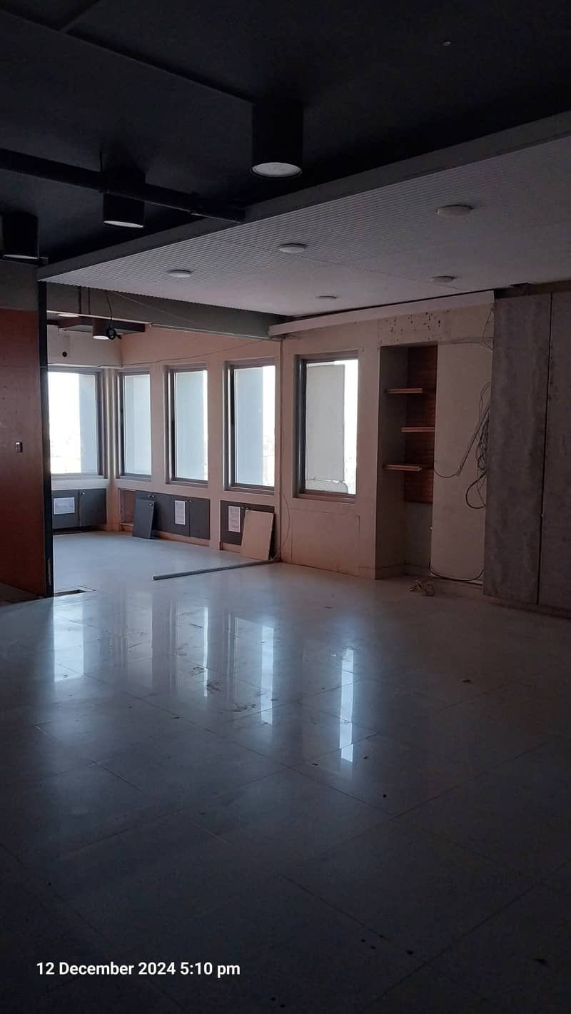 1550 Sqft Office Available On Rent at Parsa Towers on Main Shahrah-e-faisal. 1