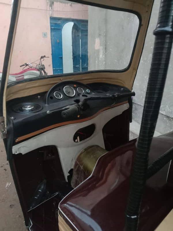 Sazgar 3 seater rickshaw in new Condition 4