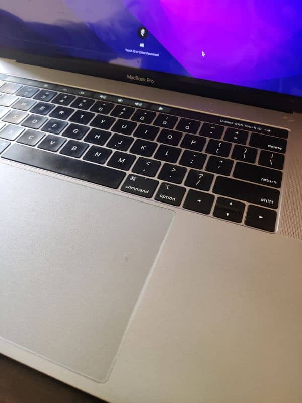 MacBook pro 2019 16" display 3