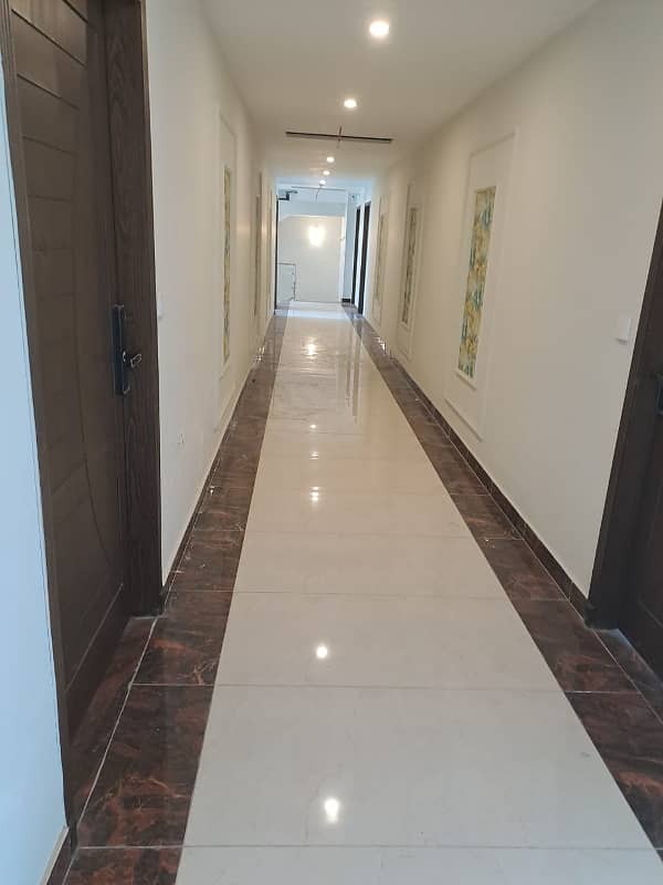 1st Floor Commercial Hall 500 Sq-Ft in Main Bolouvard Bahria Town Lhr 1