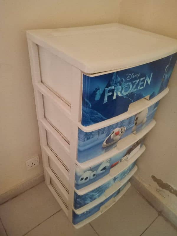 Frozen closet drawer 3