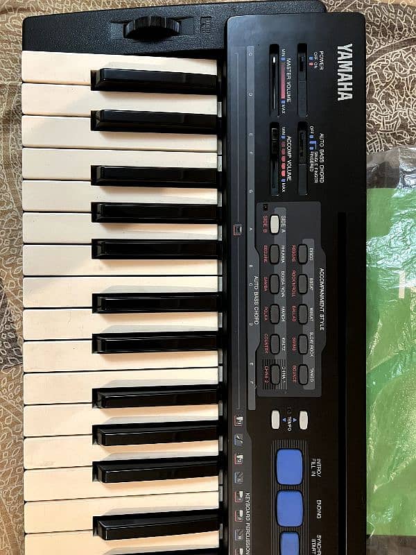 Yamaha KB 110 Piano 4