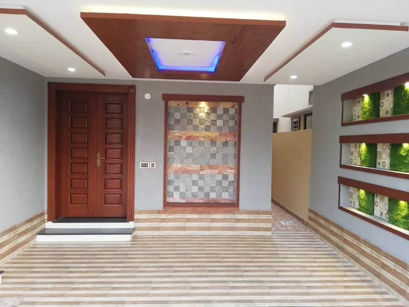 Slightly Used Luxury 10 Marla House Available For Rent in Janiper Block Bahria Town Lahore 1