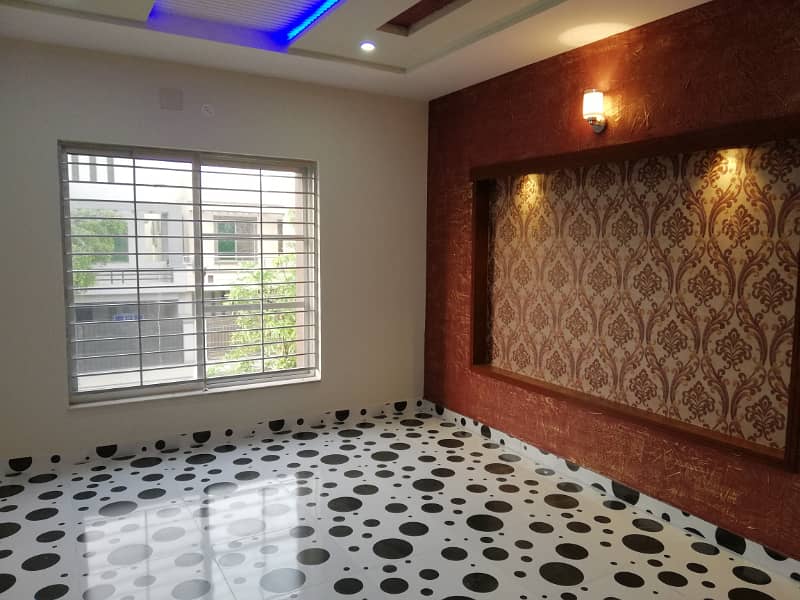 Slightly Used Luxury 10 Marla House Available For Rent in Janiper Block Bahria Town Lahore 8