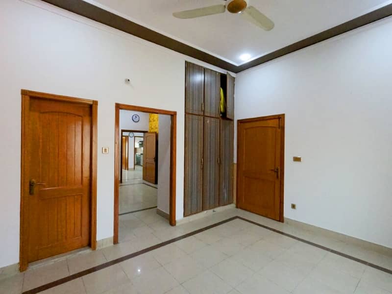 8 Marla House For sale In Rs. 32000000 Only 35