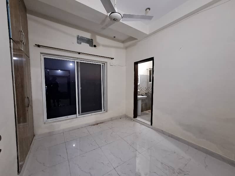 neat and clean flat available near UCP university and shokat khanum hospital 3