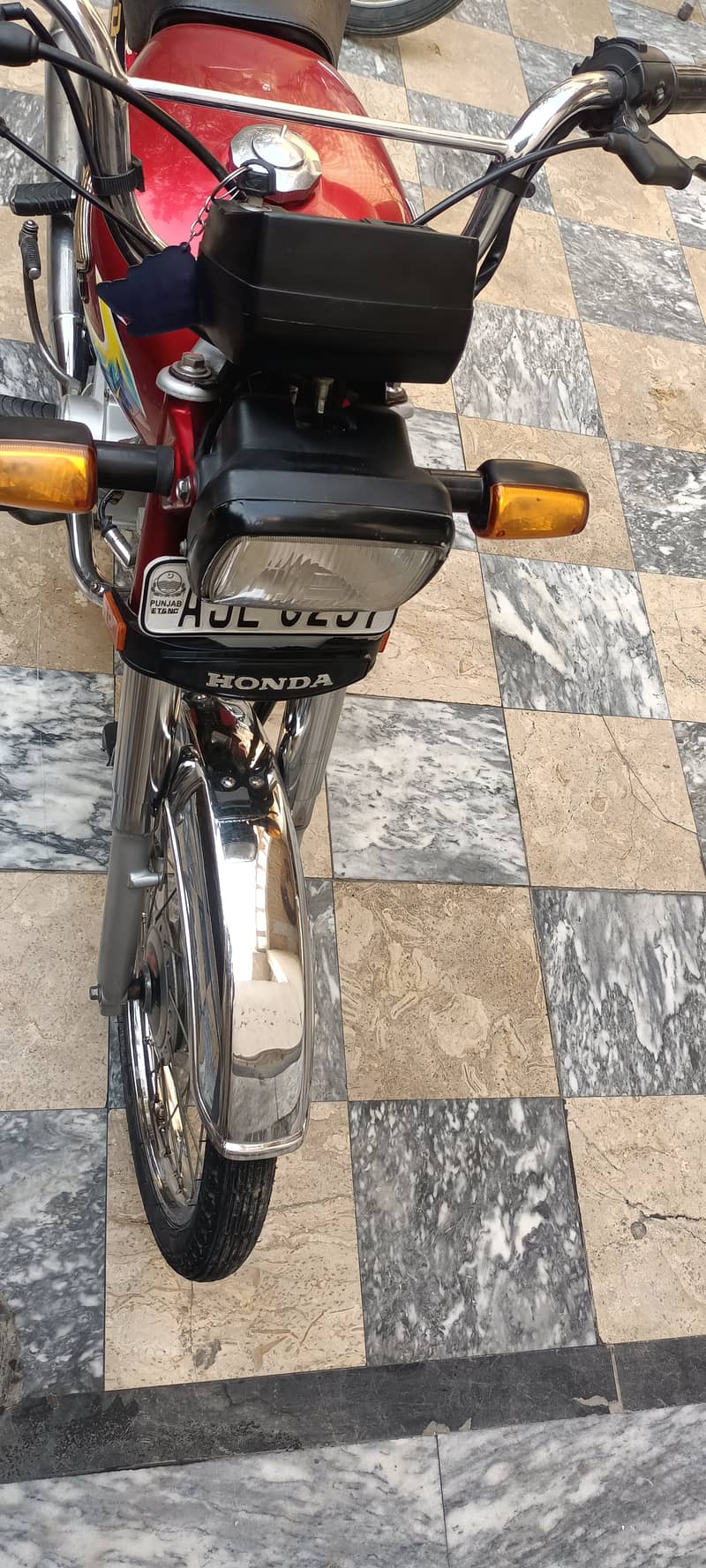 I am selling Honda CD 70 2021 model lush condition 9