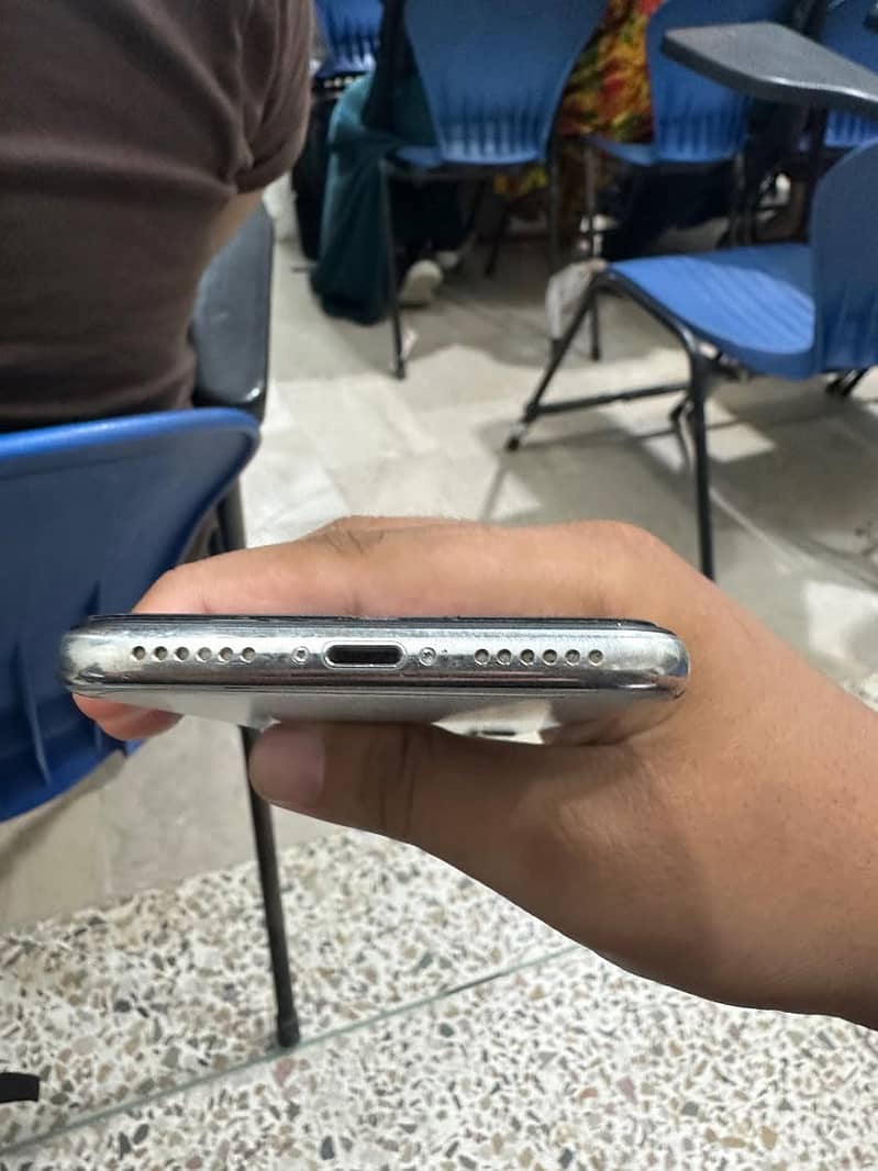 Apple iPhone X 4