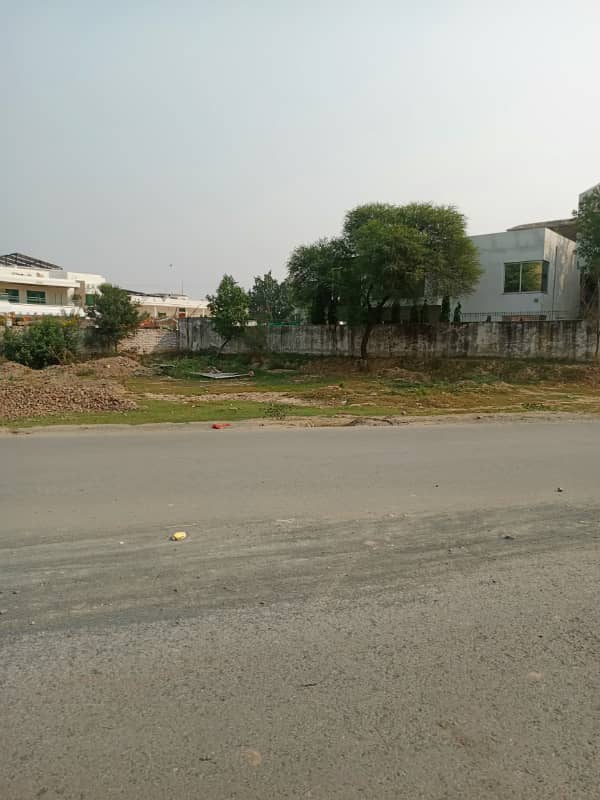 commercial plot for sale in Gulberg on main MM Alam road 0