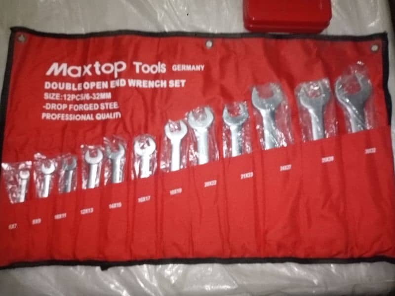 Maxtop tools and ENIUS 20 piece hand socket and Mini Car  two sitter . 1