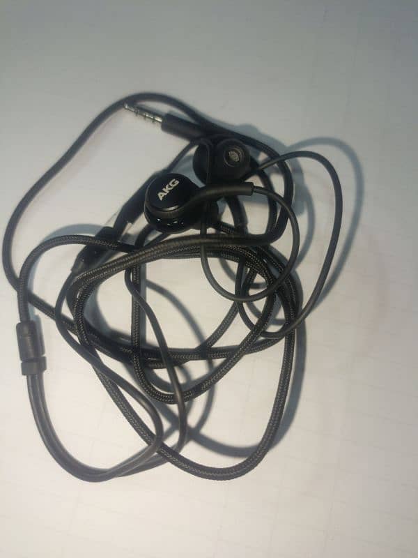 original 100% guaranteed AKG handsfree with the 3.5 mm jack 2