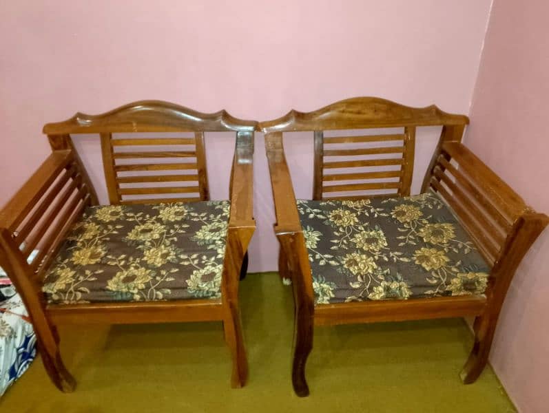 5 seater sofa set with kushans and table 0