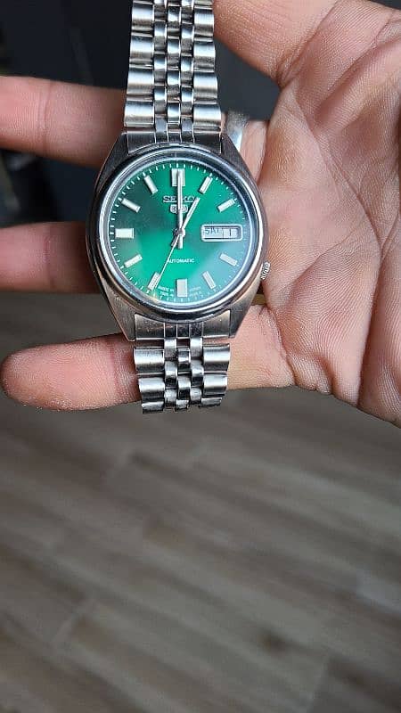 Seiko 5 champagne green 2