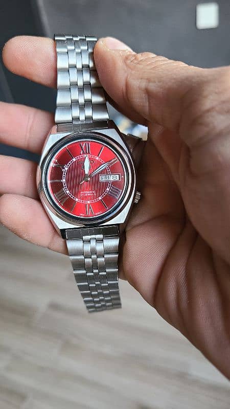 Seiko 5 watch black red salmon 3