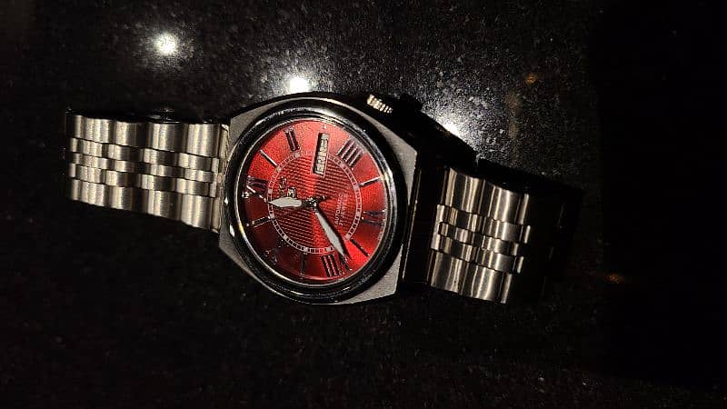 Seiko 5 watch black red salmon 4