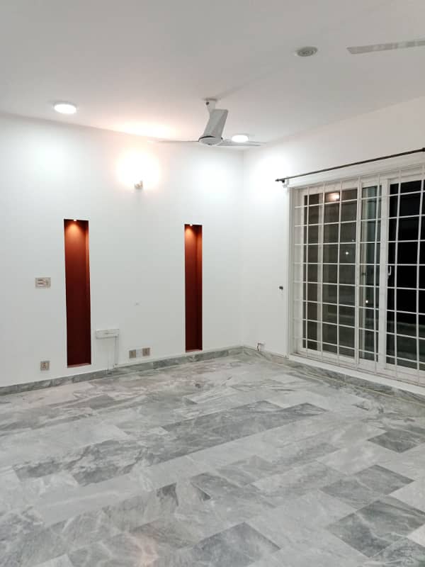 Top Location Upper portion For Rent 7