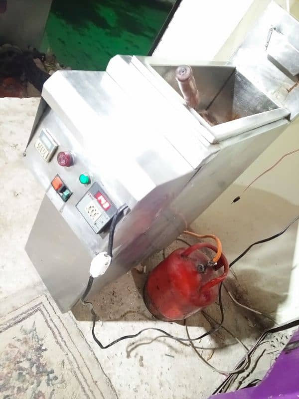 A1 condition mein fryer urgent sale 3