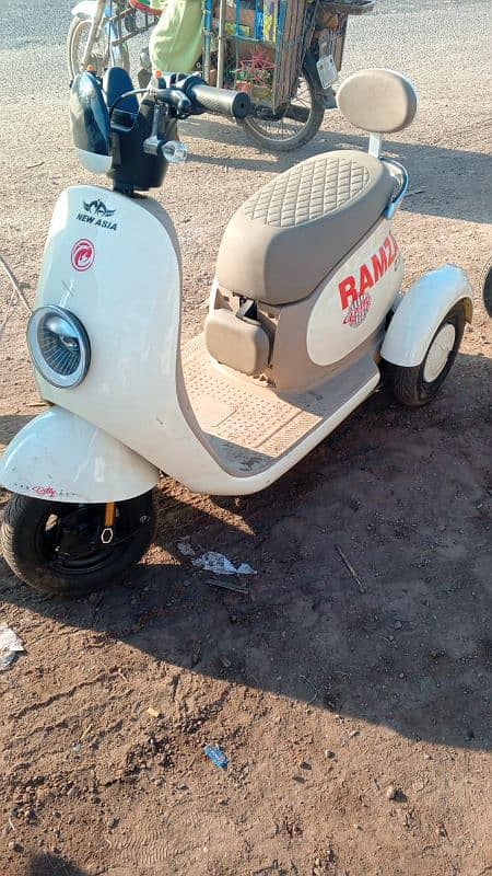 3 wheel elcitric Scooty 1